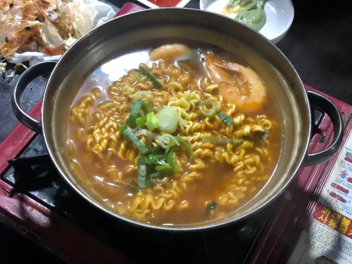 새우 한 마리가 들어있는 라면