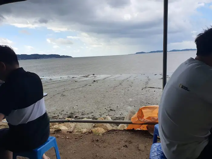바다를 바라보며 앉아있는 사람들