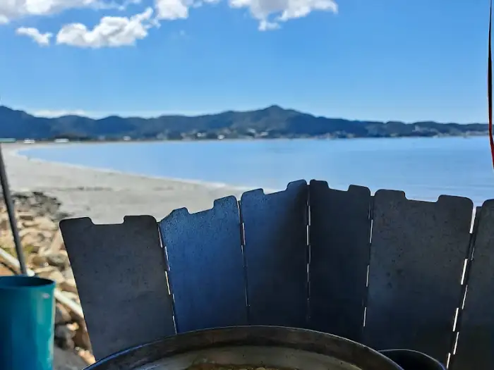 잔잔한 바다와 푸른 하늘, 산 능선