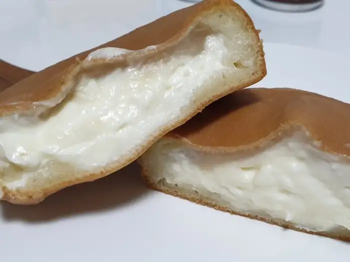 크림치즈 소가 듬뿍 담긴 빵
