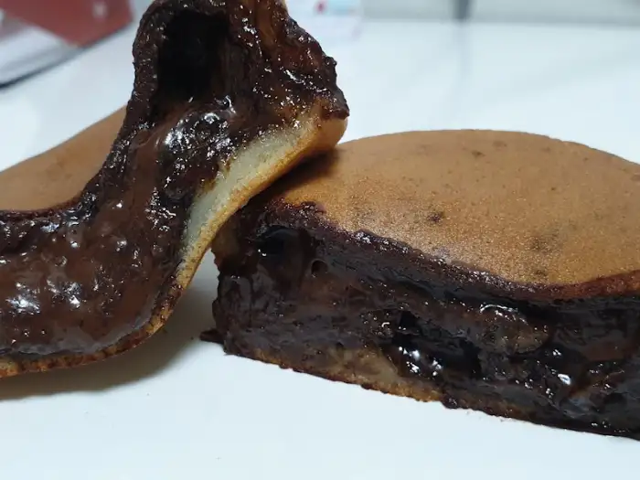 다크 초콜릿 소가 듬뿍 담긴 빵