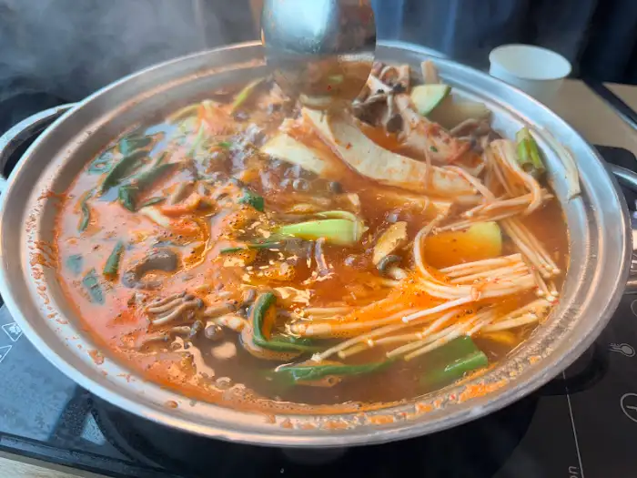 김이 모락모락 나는 두부전골 모습