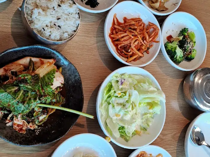 식탁 위에 놓인 밥과 반찬들