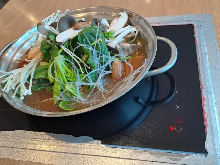 두부와 채소, 버섯이 담긴 냄비 모습