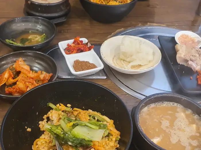 다채로운 채소가 듬뿍 담긴 비빔밥 재료