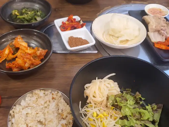 김치와 수육, 그리고 청국장이 어우러진 한 상차림