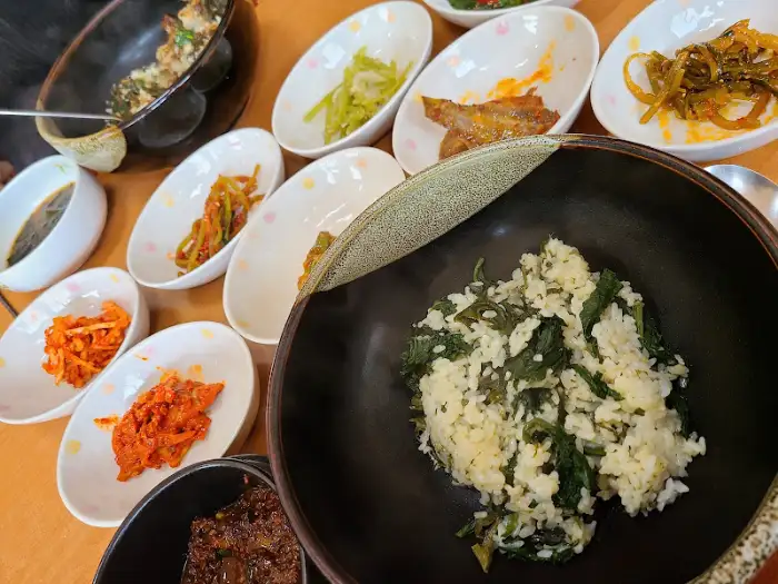여러 가지 반찬이 놓인 상차림