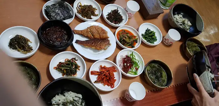 테이블에 놓인 다양한 음식들