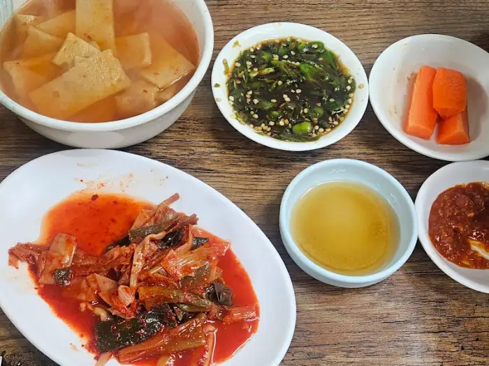 다양한 곁들임 반찬과 소스