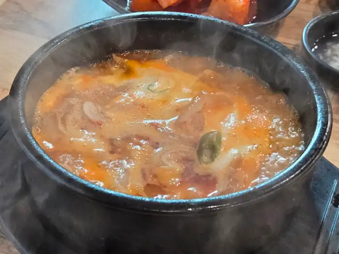 김이 모락모락 나는 국밥