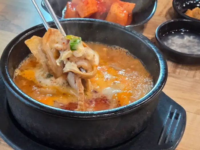 국밥 건더기 건져 올리는 모습