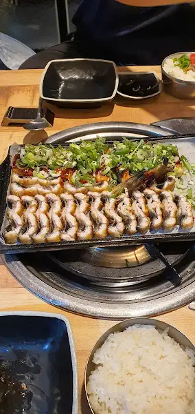 장어와 밥, 깻잎 장아찌를 함께 쌈 싸 먹는 모습