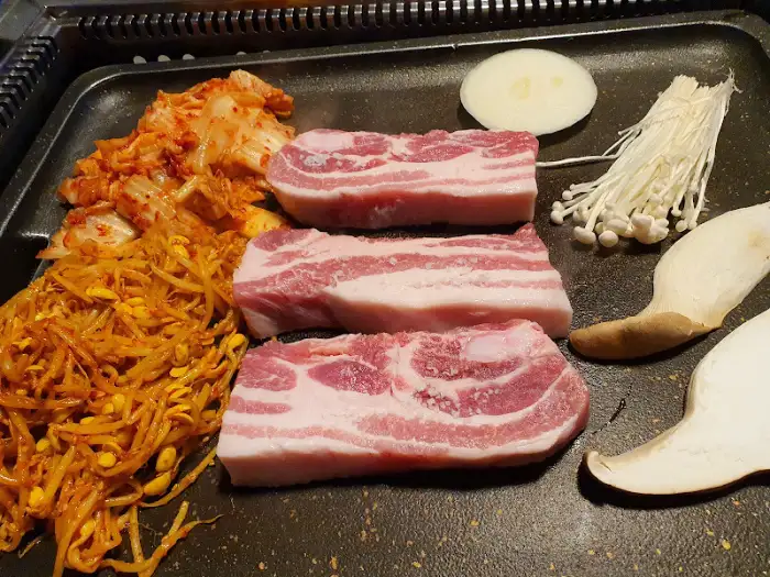 김치와 콩나물, 삼겹살이 함께 익어가고 있는 불판