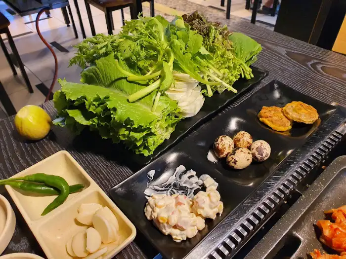 신선한 쌈채소와 곁들임 반찬