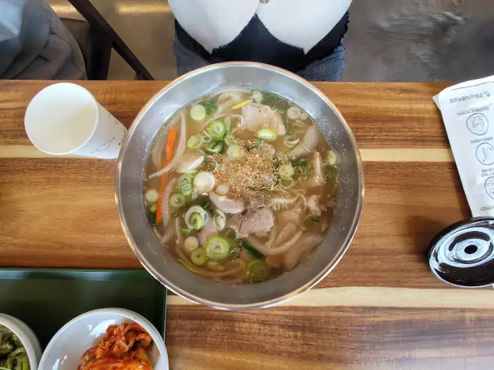 닭 육수 베이스의 국수