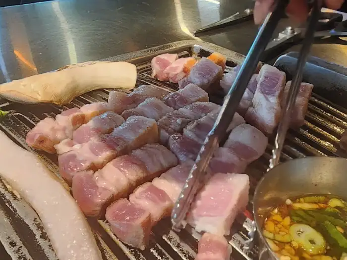 불판 위에서 맛있게 익어가는 흑돼지