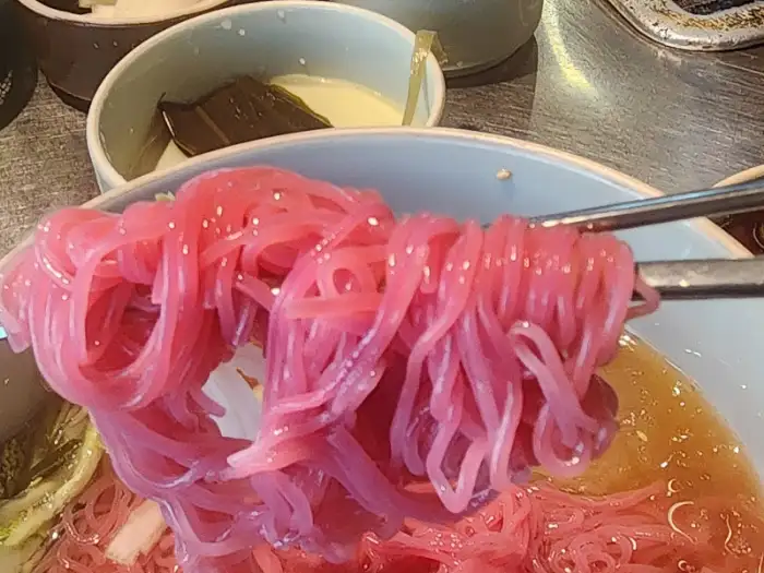 독특한 분홍빛의 냉면 면발