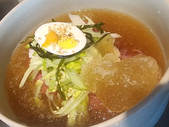 토핑이 풍성한 냉면 한 그릇