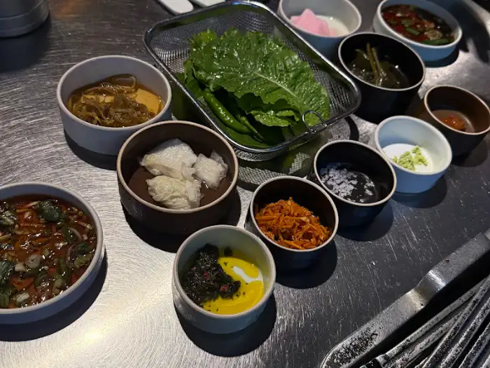 다양한 밑반찬과 소스가 정갈하게 차려진 모습