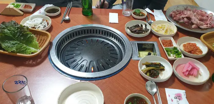 다양한 반찬과 쌈 채소가 준비된 테이블 모습