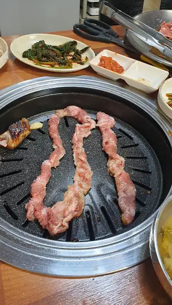 숯불 위에서 구워지고 있는 오돌뼈살
