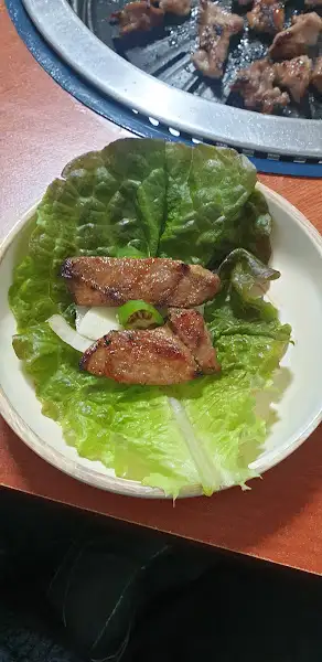 상추 위에 고기와 쌈장, 마늘을 올린 모습