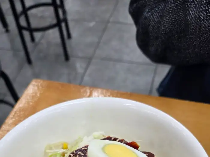 베테랑 칼국수 - 칼국수 토핑 묘사