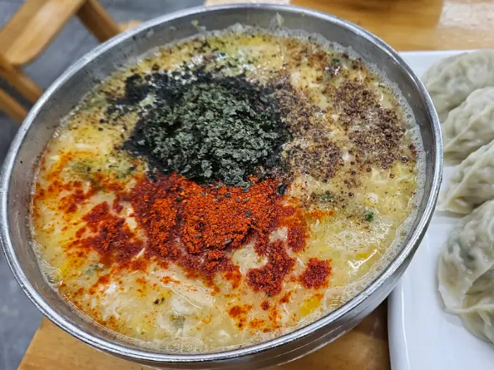 베테랑 칼국수 - 풍성한 토핑의 칼국수 클로즈업