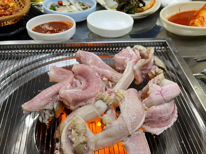 숯불 위에서 구워지는 꼼장어 소금구이