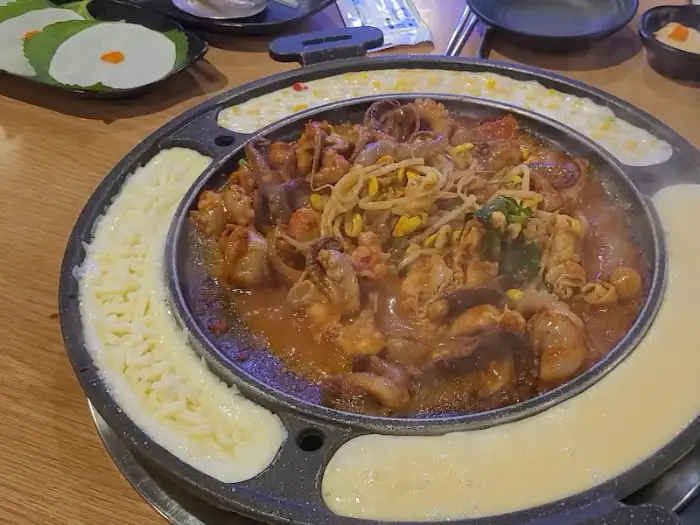 쭈꾸미 삼겹살 요리 팬의 모습