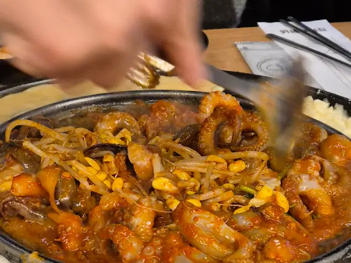 조리 중인 쭈꾸미 삼겹살 요리