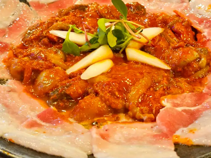 쭈꾸미와 삼겹살, 그리고 곁들임 재료의 모습