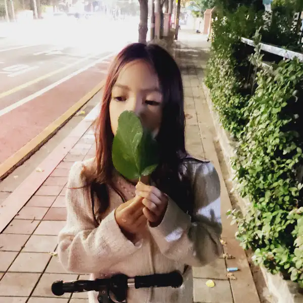 가을 낙엽을 든 아이