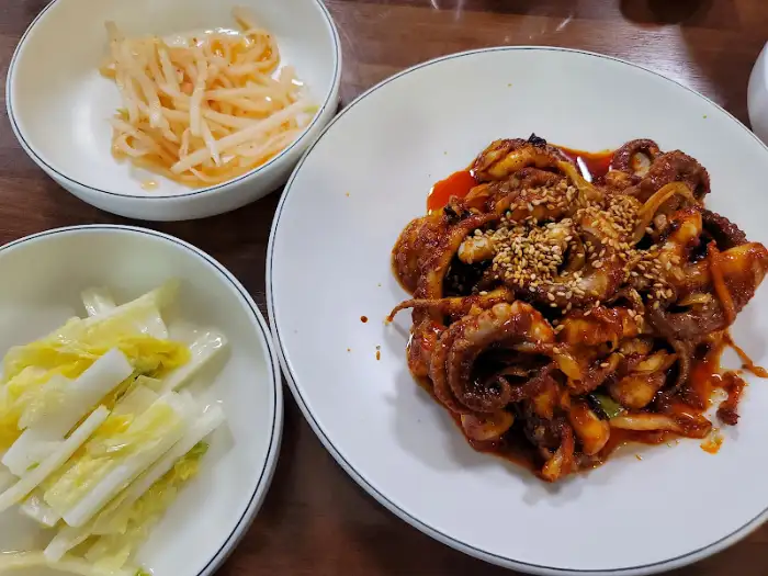 식탁에 놓인 쭈꾸미 볶음과 밑반찬