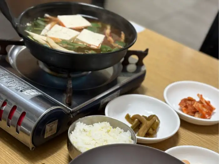 보글보글 끓고 있는 소고기찌개