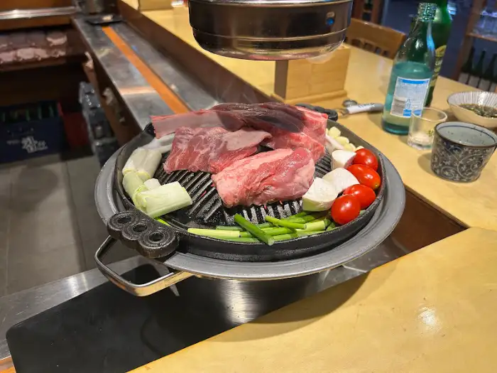 화로에 올려질 준비가 된 생 양고기와 채소