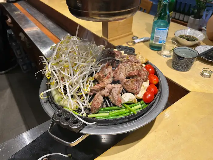 맛있게 구워진 양고기와 채소가 담긴 화로