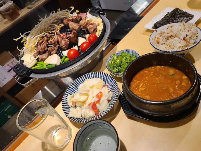 테이블에 차려진 다양한 음식들