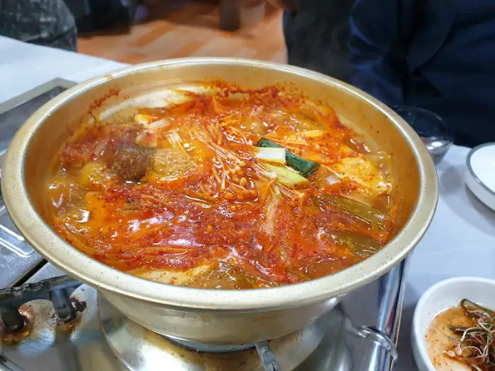 김치찌개가 보글보글 끓고 있는 모습