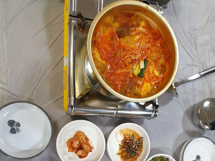 김치찌개를 메인으로 여러 반찬이 함께 나온 상차림
