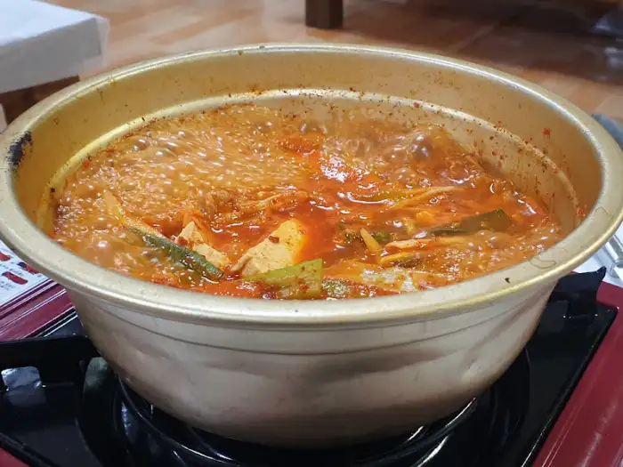 김치찌개가 끓어오르는 모습