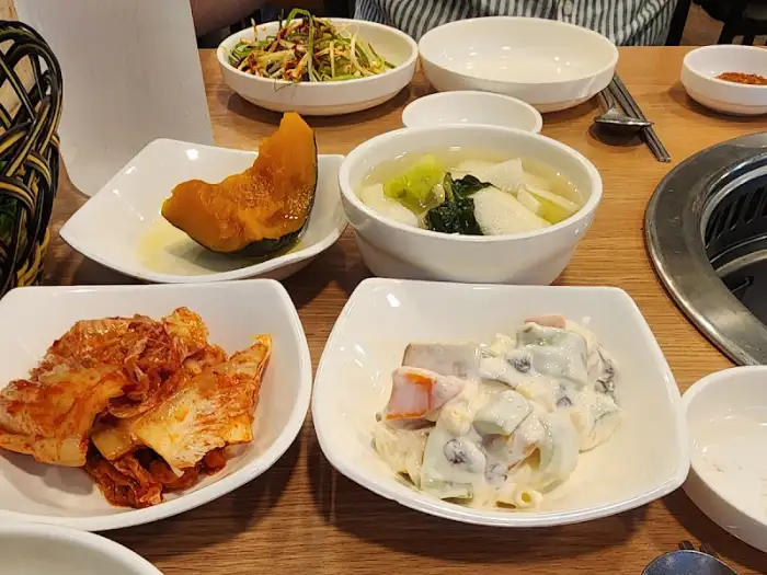 국물이 맑고 푸짐한 등뼈 요리