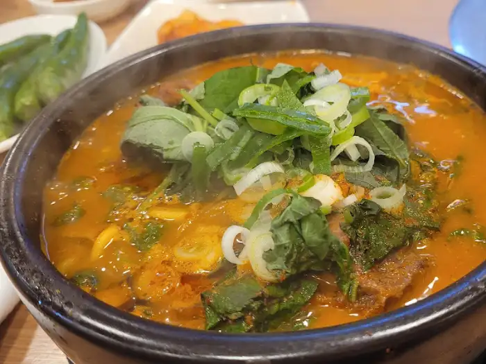 뜨거운 김이 올라오는 뚝배기 요리