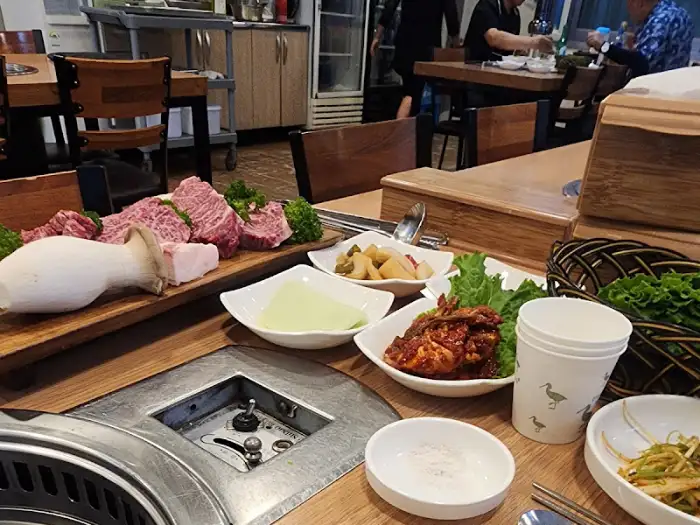 테이블에 차려진 다양한 고기 요리 및 반찬