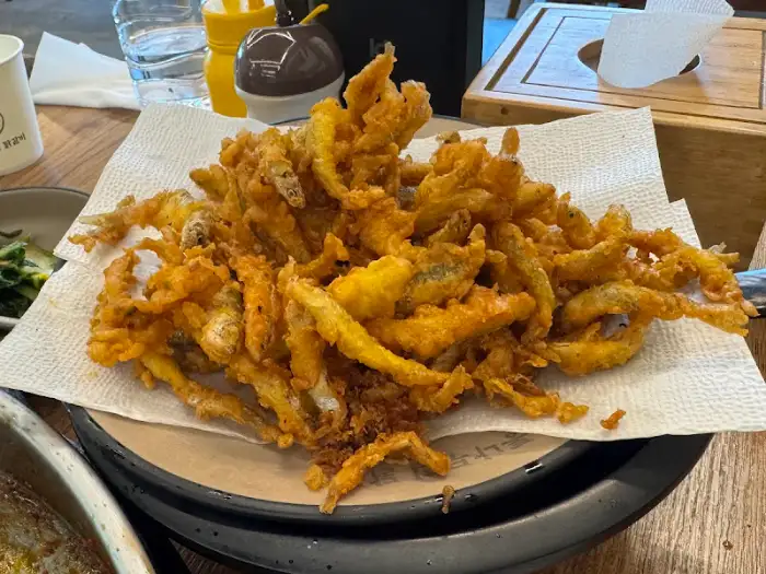 따뜻한 육수와 면이 담긴 우동 사리 그릇, 닭갈비와 함께 먹기 좋다.