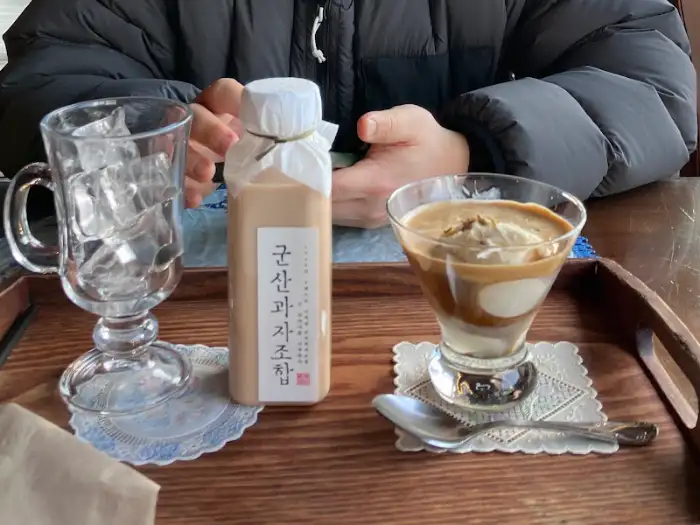 군산과자조합에서 주문한 음료와 디저트