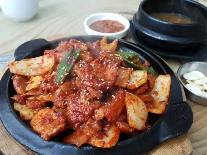 푸짐하게 차려진 오리쌈밥 한 상