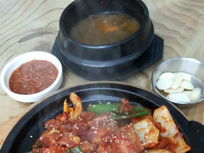 오리구이와 곁들여 나온 국물 및 쌈장