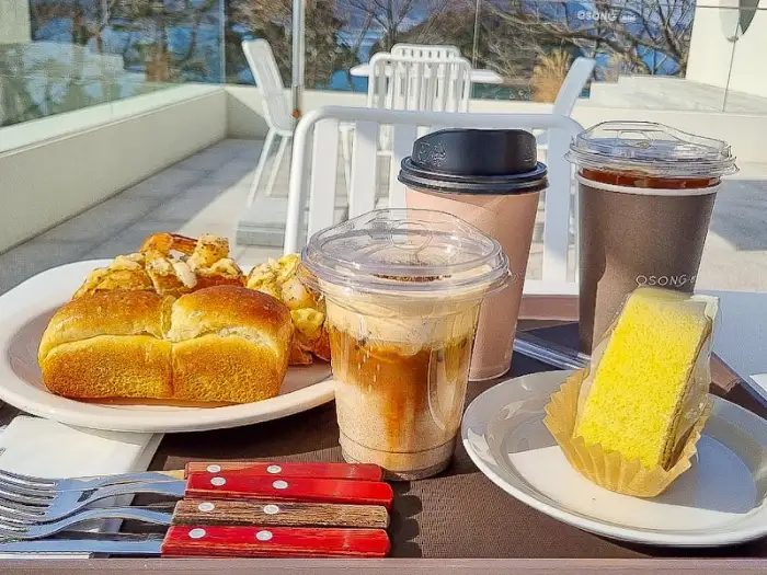 커피와 빵, 케이크가 놓인 테이블