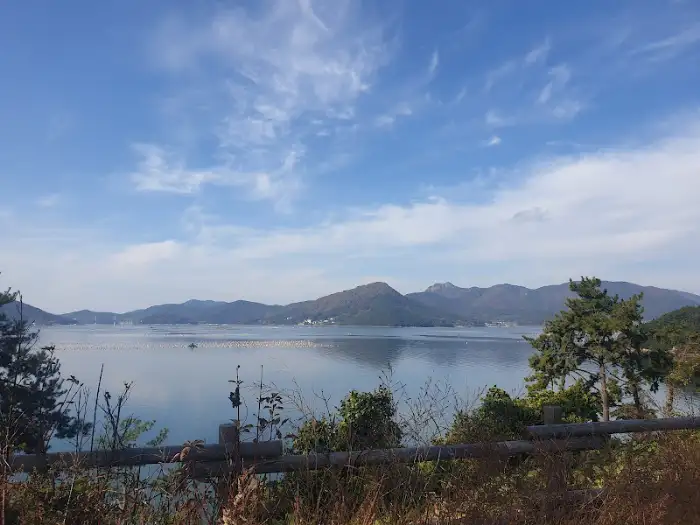 바다와 산 풍경